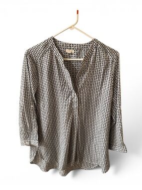 Antilia Femme Women's Black & White Geometric V-Neck Blouse
